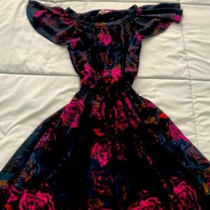 Beautiful H&M dress knee length.